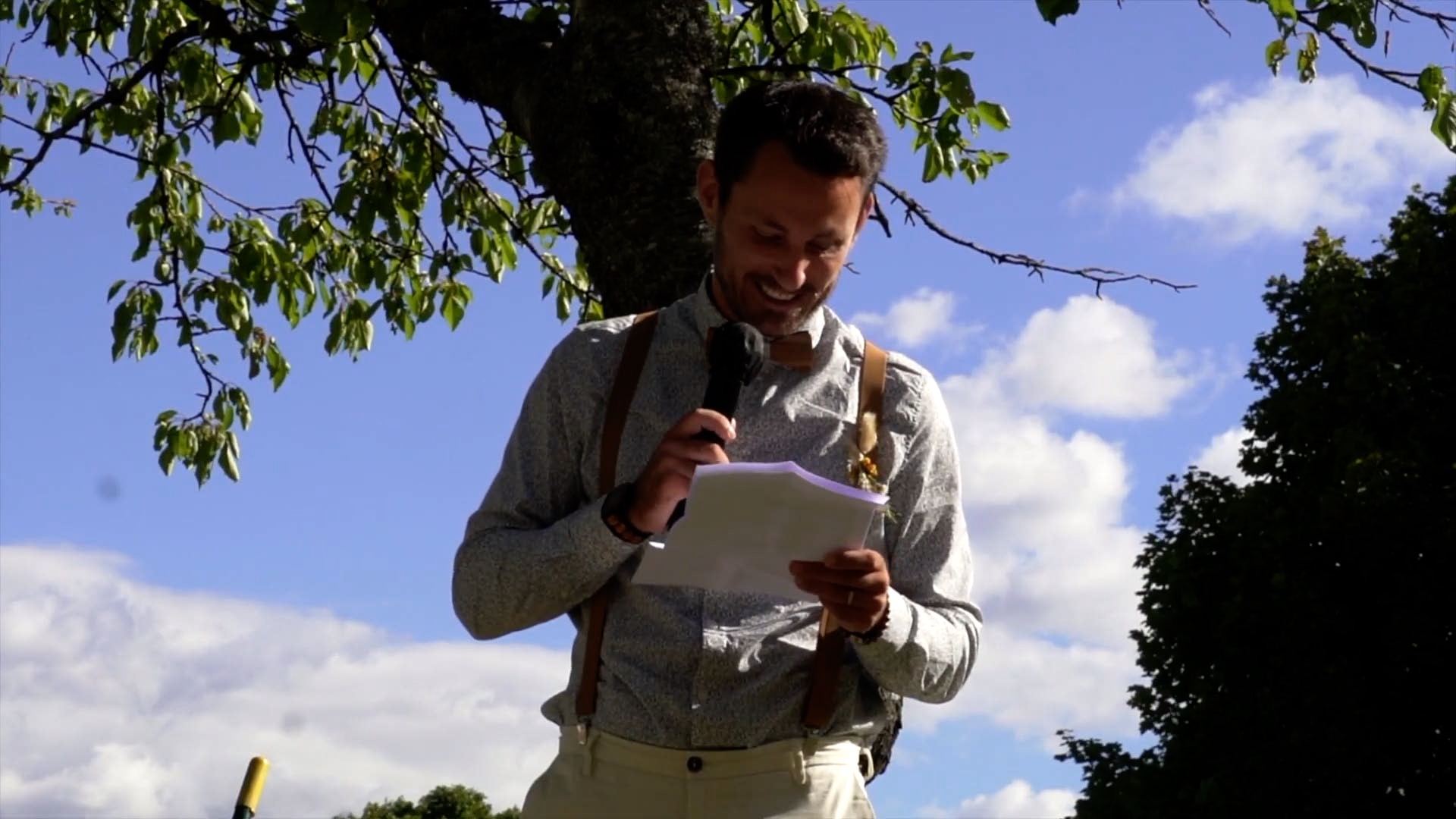 Comment enregistrer les discours de son mariage : confier cette tâche à un proche :